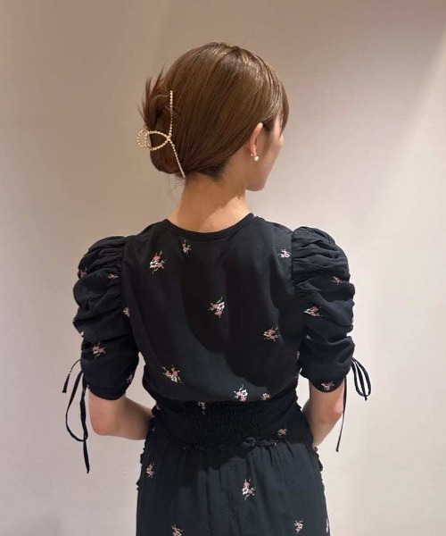 SNIDEL プリントギャザースリーブブラウス ブラック プリントギャザースリーブブラウス(シャツ・ブラウス)｜トップス