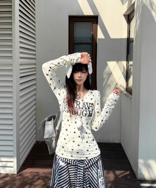tシャツ Y2K星柄＆ロゴデザインVネックロングスリーブTシャツ