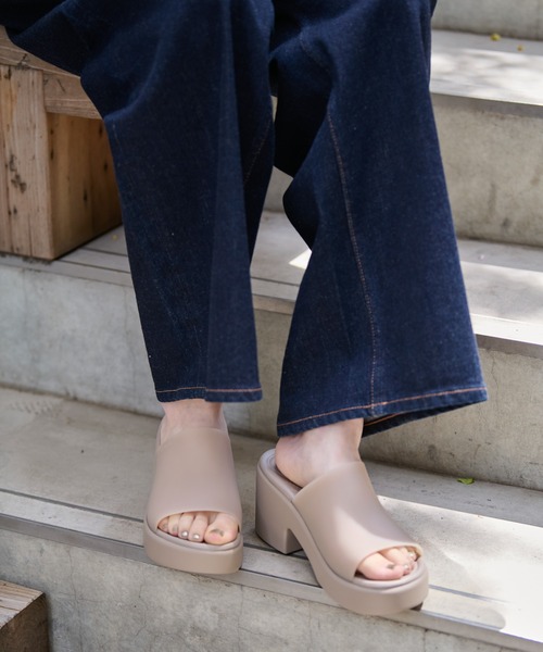 【最終価格】新品タグ付きCROCS ブルックリンフロスティドスライドヒール☆24 お値下げ】新品タグ付きCROCS ブルックリンフロスティドスライド