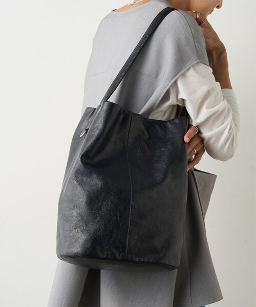 BEARDSLEY レザーショルダーバッグ ブラック BEARDSLEY ショルダーバッグ バッグ レザーボディバッグ