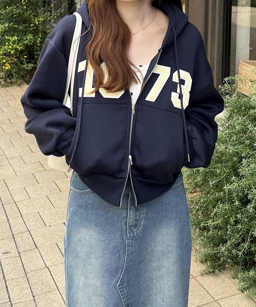 nelliy. パーカー ショート丈ダブルジップロゴワッペン刺繍スウェット