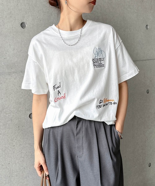 andme tシャツ ランダムエンブロイダリーロゴ半袖Tシャツ