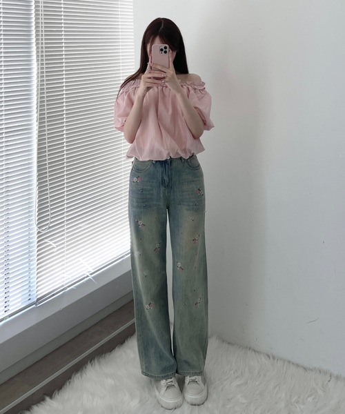 【MANGO】日本未入荷★フラワー刺繍 ワイドレッグデニムパンツ ワイドレッグフラワー刺繍デニムパンツ - ライトブルー | ZARA