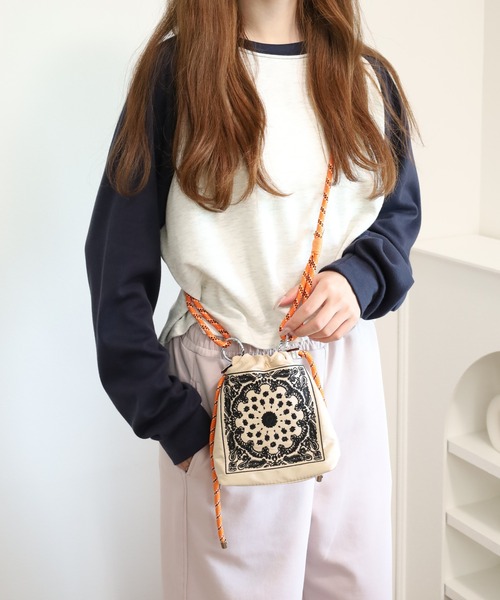 Crossi ショルダーバッグ バッグ バンダナ柄刺繍 巾着ショルダーバッグ