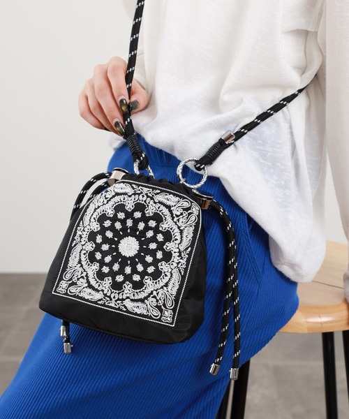 Crossi ショルダーバッグ バッグ バンダナ柄刺繍 巾着ショルダーバッグ