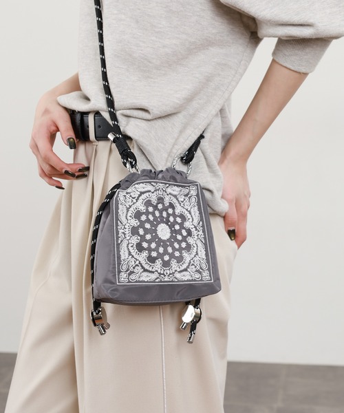 Crossi ショルダーバッグ バッグ バンダナ柄刺繍 巾着ショルダーバッグ