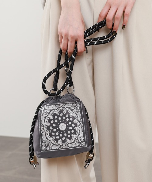 Crossi ショルダーバッグ バッグ バンダナ柄刺繍 巾着ショルダーバッグ