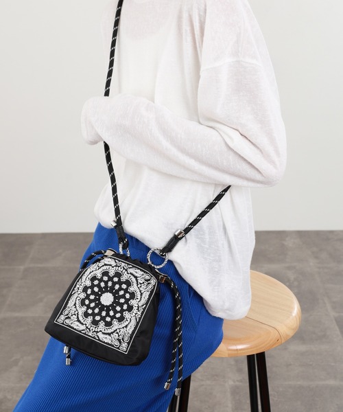 美品 nowos スパンコール 刺繍 巾着 ショルダーバッグ Crossi ショルダーバッグ バッグ バンダナ柄刺繍 巾着ショルダーバッグ