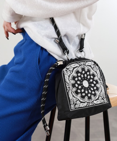 Crossi ショルダーバッグ バッグ バンダナ柄刺繍 巾着ショルダーバッグ