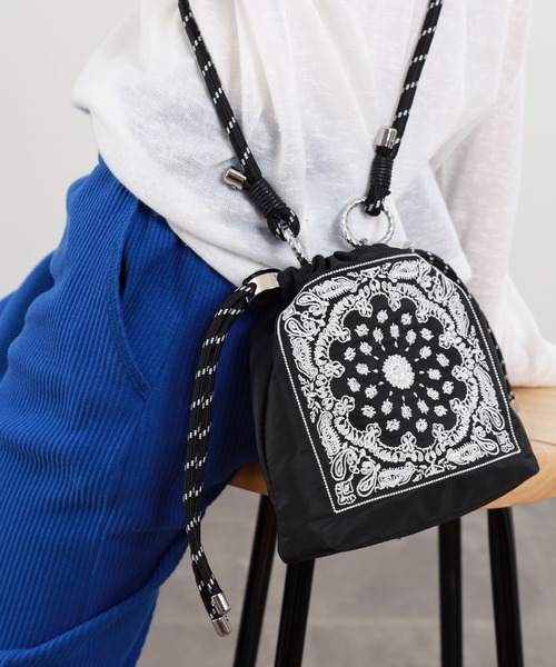 Crossi ショルダーバッグ バッグ バンダナ柄刺繍 巾着ショルダーバッグ