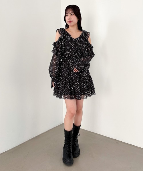 ショルダーパッド 英字プリント ミニ丈ワンピース 4061003 SLY | OPEN SHOULDER CUT ショートワンピース (ワンピース(ミニ