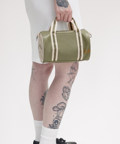 フレッドペリー　pｖｃレザーバッグ　ボストン　ショルダー　レトロ FRED PERRY ショルダーバッグ バッグ Classic Mini Barrel Bag