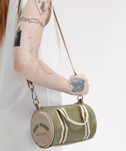 フレッドペリー　pｖｃレザーバッグ　ボストン　ショルダー　レトロ FRED PERRY ショルダーバッグ バッグ Classic Mini Barrel Bag