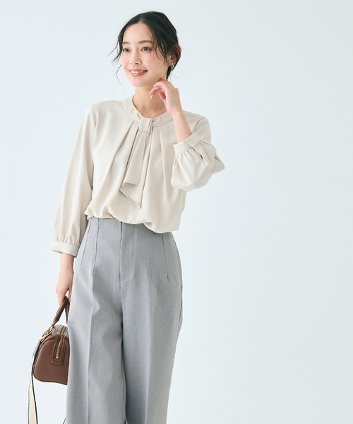 coca（コカ） ブラウス シャツ ボウタイ風アクセ付きブラウス