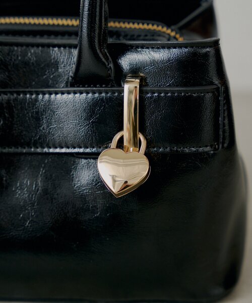 Chico（チコ） ボストンバッグ ハートキーチャーム付きベルトボストン