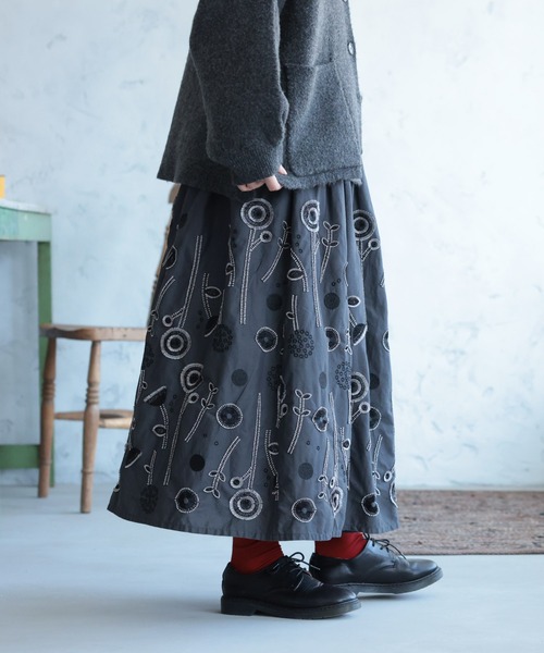 トクコプルミエヴォル 刺繍 変形スカート バルーン ウール C526 soulberry（ソウルベリー） スカート 草花ワルツの刺繍スカート