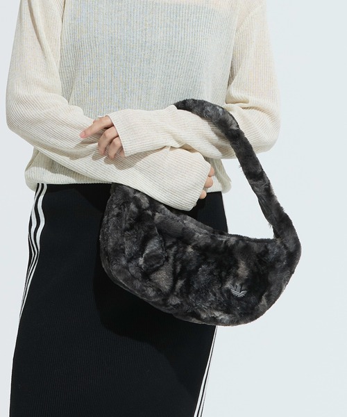 adidas（アディダス） ショルダーバッグ コンパクトなショルダーバッグ