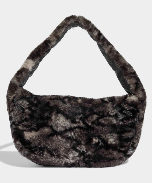 みい★週末限定値下げ★入手困難アディダスadidasショルダーバッグ adidas（アディダス） ショルダーバッグ コンパクトなショルダーバッグ