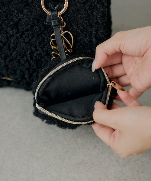 Chico（チコ） ボストンバッグ ロゴチャーム付きスエードムートン