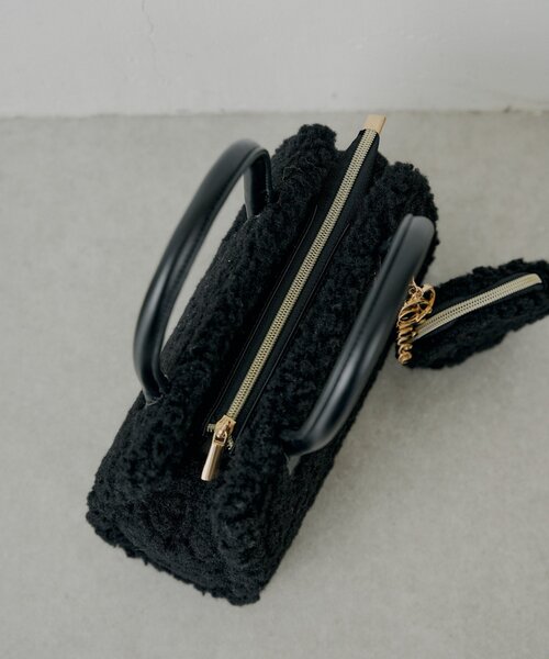 Chico（チコ） ボストンバッグ ロゴチャーム付きスエードムートン