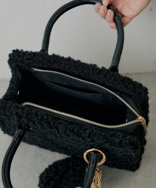 Chico（チコ） ボストンバッグ ロゴチャーム付きスエードムートン