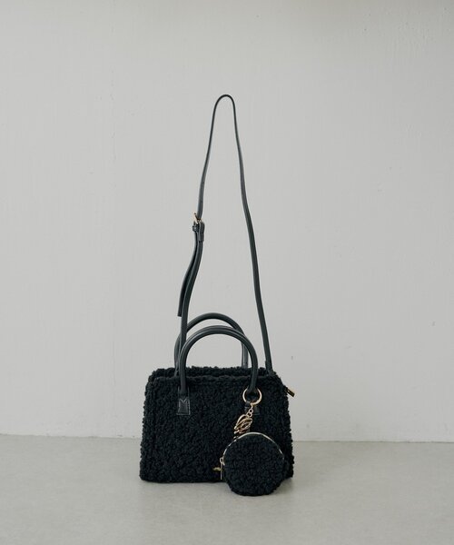 Chico（チコ） ボストンバッグ ロゴチャーム付きスエードムートン