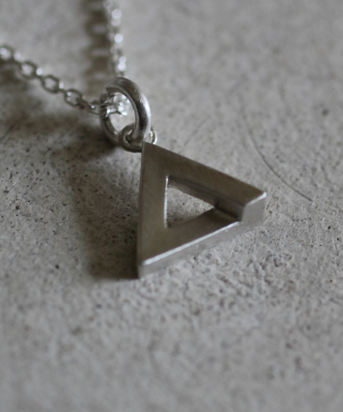 rehacer（レアセル） ネックレス : × ANIKULAPO Triangle Necklace