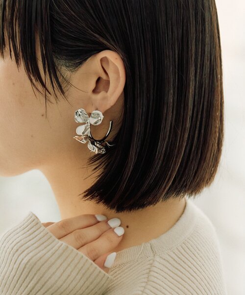 ピアス 「チタンポスト」メタルフラワーフープピアス レディースの画像