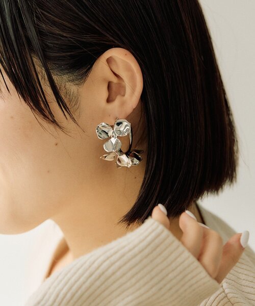 ピアス 「チタンポスト」メタルフラワーフープピアス レディースの画像