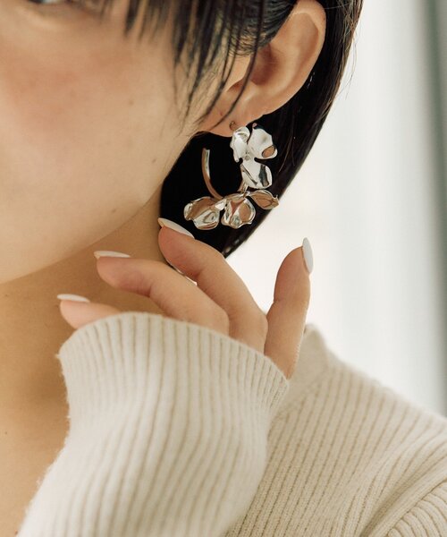 ピアス 「チタンポスト」メタルフラワーフープピアス レディースの画像