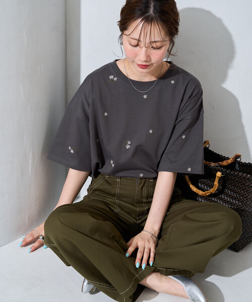 値下げしました‼️新品未使用・タグ付き‼️立体フラワー刺繍 ブラウス 半袖 ベージュ FREAK'S STORE（フリークスストア） tシャツ 半袖 限定展開 フラワー