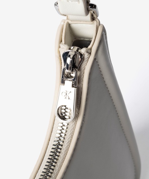 ラスト1点 CalvinKlein ショルダーバッグ 白 コンパクト メタルロゴ 