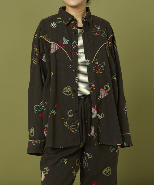 Freada（フリーダ） ブラウス シャツ モチーフ刺繍 柄シャツ