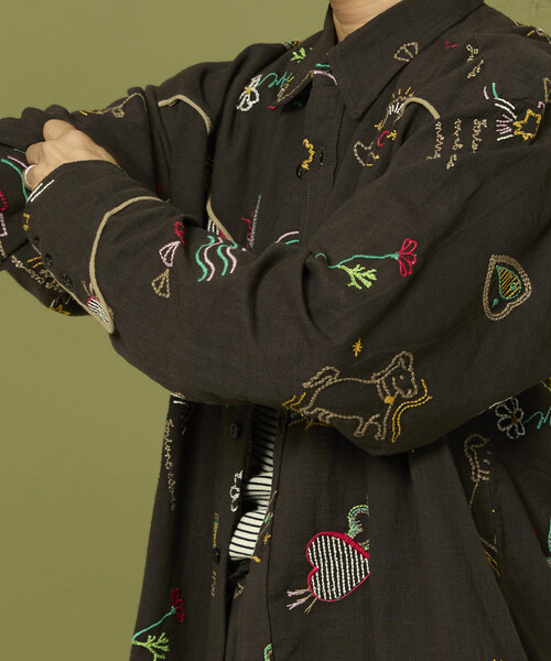 Freada（フリーダ） ブラウス シャツ モチーフ刺繍 柄シャツ