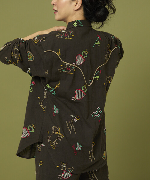 Freada（フリーダ） ブラウス シャツ モチーフ刺繍 柄シャツ