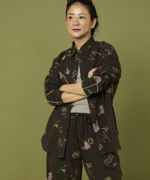 Freada（フリーダ） ブラウス シャツ モチーフ刺繍 柄シャツ