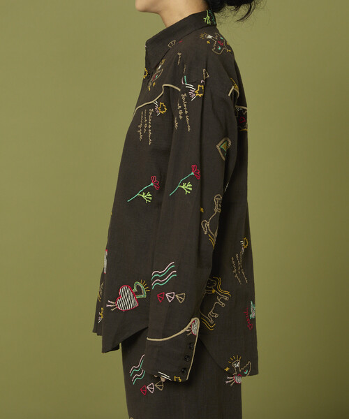 Freada（フリーダ） ブラウス シャツ モチーフ刺繍 柄シャツ