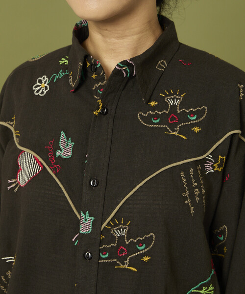 Freada（フリーダ） ブラウス シャツ モチーフ刺繍 柄シャツ