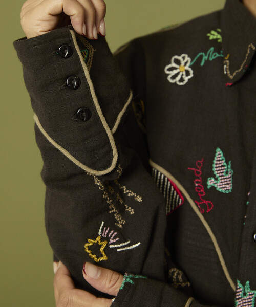 Freada（フリーダ） ブラウス シャツ モチーフ刺繍 柄シャツ