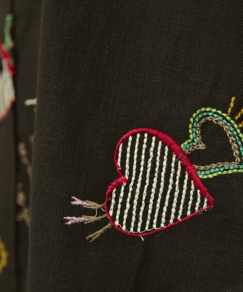 Freada（フリーダ） ブラウス シャツ モチーフ刺繍 柄シャツ