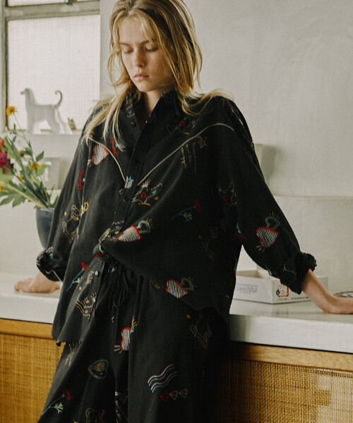 Freada（フリーダ） ブラウス シャツ モチーフ刺繍 柄シャツ