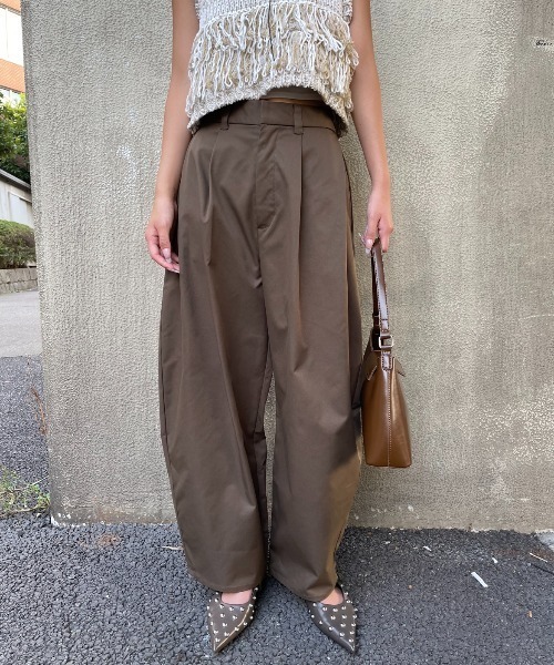 AIC. パンツ 「再入荷」カーブシルエットタックパンツ レディース