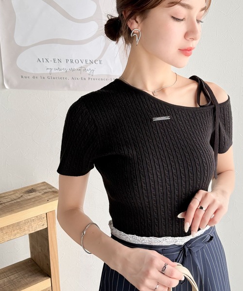 FOXEY ♡ 春夏 薄手半袖ニット 黒 袖フリル ロゴプレート ハイネック mily bilet tシャツ 半袖 「mily bilet」高見えデザイン。ロゴプレート