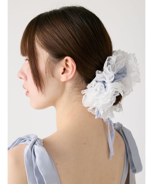 ボリュームたっぷりファーシュシュ  淡ブルーグレー×ホワイト 陶器みたいなお花♡ FURFUR（ファーファー） シュシュ 「限定カラー」レースコンビ