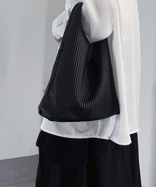 PLEATS PLEASE✨変形 トライアングル ハンドバッグ PLEATS PLEASE✨変形 トライアングル ハンドバッグ - メルカリ