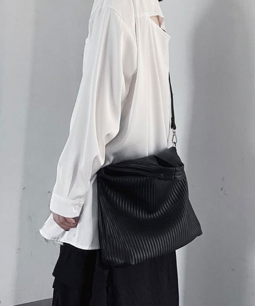 Theater code ハンドバッグ triangle pleats bag / トライアングル