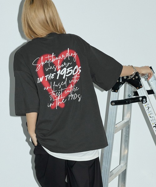 ADERERROR★セミオーバーサイズ グラフィックTシャツ 半袖 2色 セール】オーバーサイズロゴフォトプリント半袖メタリック箔