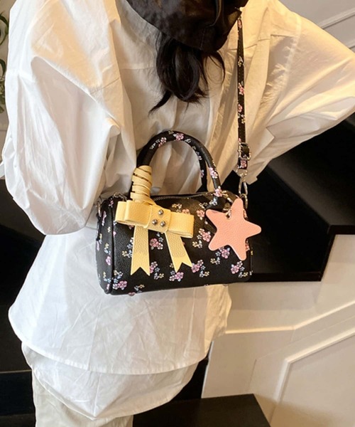 大きなリボンの30cmファスナーショルダーバッグ　ブラック×花柄 LA VORAGINE（ラ ヴォラジネ） ショルダーバッグ バッグ リボン付 花柄