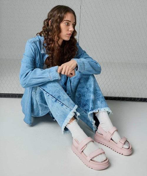 台湾 CHARLES&KEITH ダブルストラップ フラットフォームサンダル CHARLES ＆ KEITH サンダル ダブルストラップ フラットフォーム