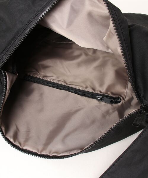 「UNIVERSAL OVERALL」 メッセンジャーバッグ ONESIZE ブラック レディース_画像4